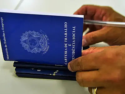 Pesquisa revela que brasileiro prefere emprego com carteira assinada