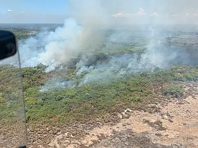 Queimadas no Pantanal desviam voo e afetam operações no aeroporto de Corumbá