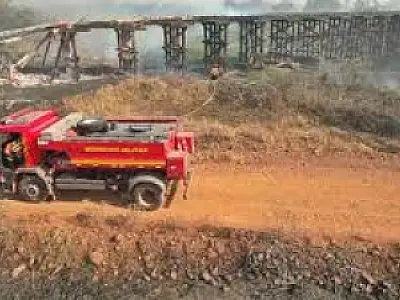 Ponte de madeira no Pantanal de MS é destruída por incêndios e fogo ameaça rodovia