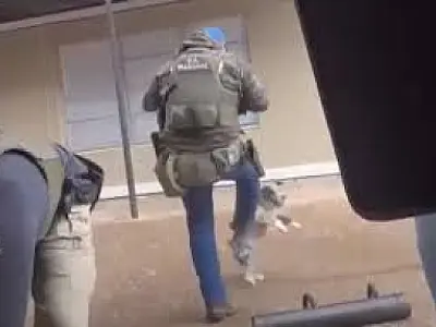Agente federal chuta cachorro durante prisão e causa indignação nos EUA