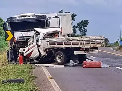 Acidente fatal entre caminhonete e caminhão deixa três mortos em São Gabriel do Oeste