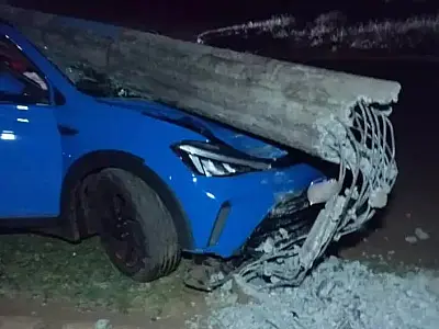 Colisão de carro contra poste deixa moradores sem energia em Campo Grande