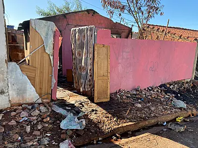 Homem morre em incêndio em casa abandonada usada por usuários de drogas em Campo Grande