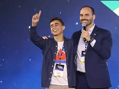 Eduardo Bolsonaro volta a criticar Nikolas Ferreira por tentativa de se afastar do ex-presidente
