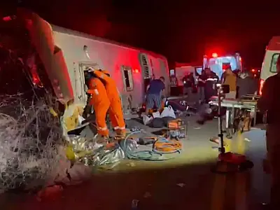 Acidente com ônibus na BR-423 em Pernambuco nesta madrugada deixou mortos e vários feridos