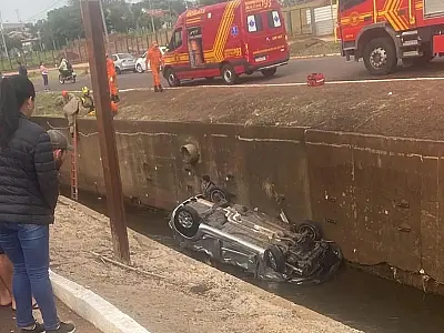 Enfermeira perde controle da direção e carro capota no córrego em Campo Grande