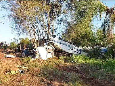 Avião com milhões em dinheiro cai no Paraguai e população saqueia carga