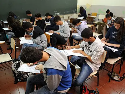 Mudanças na carga horária do Ensino Médio devem começar a ser discutidas no Congresso em 2024