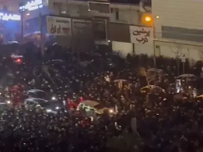 Irã enfrenta uma das maiores ondas de protestos em décadas enquanto governo corta internet