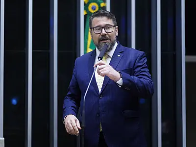 Pollon propõe isenção de encargos trabalhistas para ampliar salários de professores