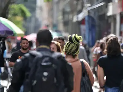 Diretores e gerentes negros ganham 34% menos que brancos, revela IBGE