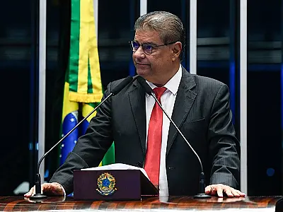Senadores brasileiros viajam aos EUA para tentar reverter tarifaço anunciado por Trump