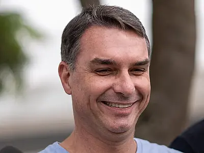 Justiça manda remover publicações que associam Flávio Bolsonaro a facção criminosa