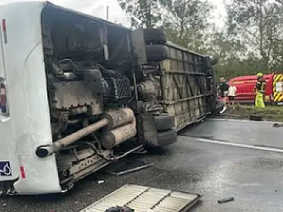 Acidente com ônibus de torcedores do Flamengo deixa 46 feridos na Via Dutra