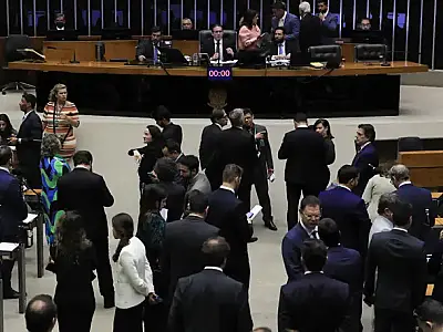 Governo ainda avalia se vai ao Supremo por IOF, diz AGU
