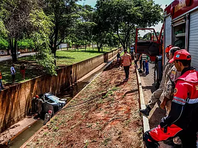 Motorista de aplicativo escapa ileso após queda em córrego na Ernesto Geisel, em Campo Grande