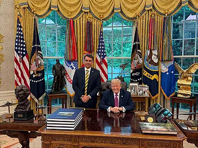 "Como está seu pai?", perguntou Trump em encontro com Flávio