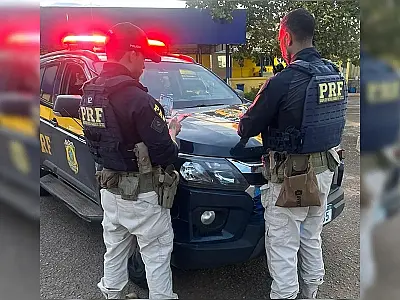 PRF encontra R$ 30 mil em cédulas falsas escondidas no painel de veículo em Goiás