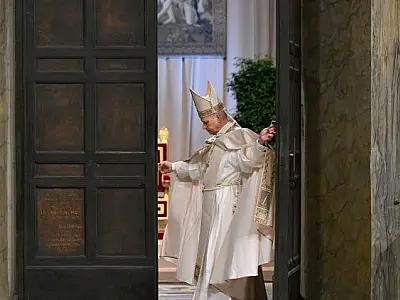 Papa Leão encerra Jubileu da Igreja Católica com fechamento da Porta Santa no Vaticano