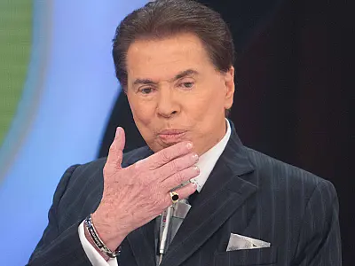 Silvio Santos de 93 anos deixa o Hospital em São Paulo após internação com H1N1