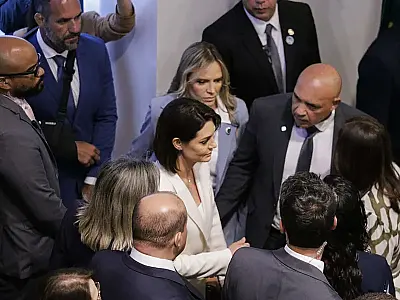 Michelle Bolsonaro acompanha posse de Celina Leão na primeira fila no DF