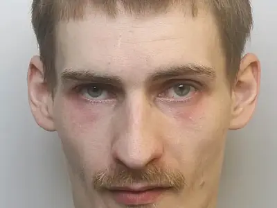 Pai mata bebê em hospital na Inglaterra e é condenado à prisão perpétua