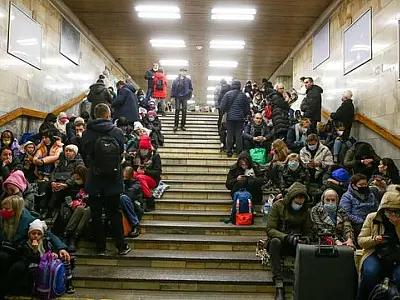 Ataque russo deixa Kiev e Kharkiv em ruínas: Moradores buscam refúgio nos túneis do metrô