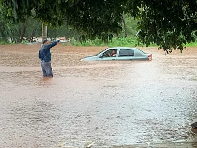 Chuva intensa paralisa Campo Grande e provoca estragos em várias regiões