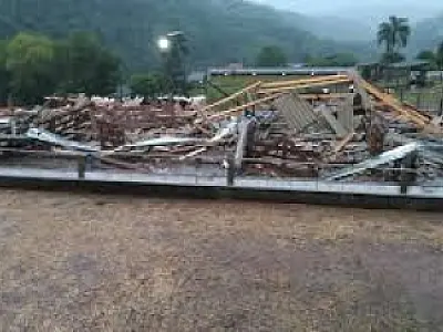 Temporal volta a atingir SC com força e submerge bairros inteiros