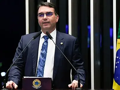 Flávio Bolsonaro ganha protagonismo político e surge como possível sucessor do pai em 2026