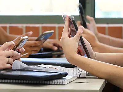 Maioria dos brasileiros defende limitação do uso de celulares nas escolas