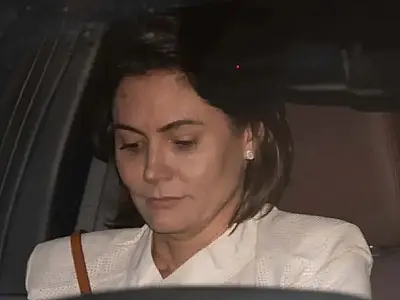 Após queda na prisão da PF, Michelle Bolsonaro cobra explicações sobre atendimento médico