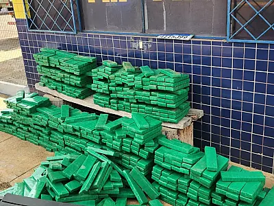 Carreta com 3 toneladas de maconha é abandonada em posto de combustíveis