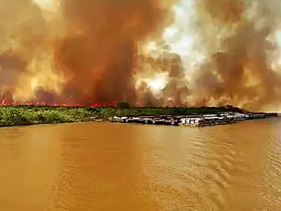 Incêndios formam muralha de fumaça e cercam cidade no Pantanal de MS