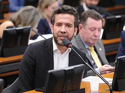 "Rachadinha" no gabinete: Ministro do STF autoriza inquérito contra deputado André Janones