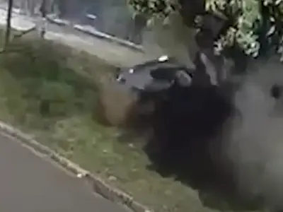Porsche bate em árvore e explode; veja vídeo
