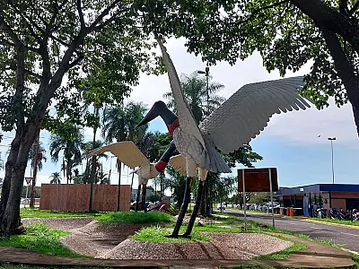 Monumentos dos tuiuiús são revitalizados e voltam a receber quem chega a Campo Grande