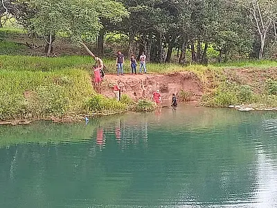 Jovem de 20 anos morre afogado enquanto nadava com amigos