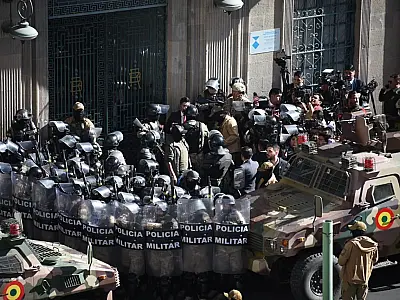 Militares tentam golpe de Estado na Bolívia, invadem palácio presidencial e são desmobilizados