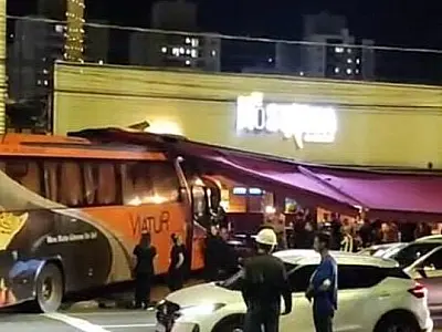 Ônibus desgovernado invade calçada de bar e deixa mulher ferida no centro de Campo Grande