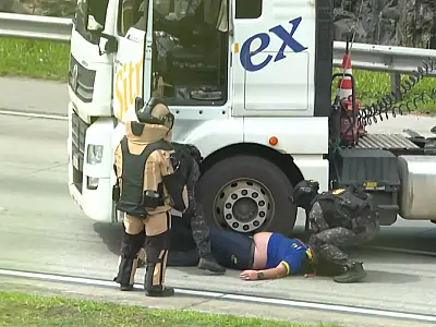 Motorista é resgatado de caminhão atravessado no Rodoanel após ação de criminosos