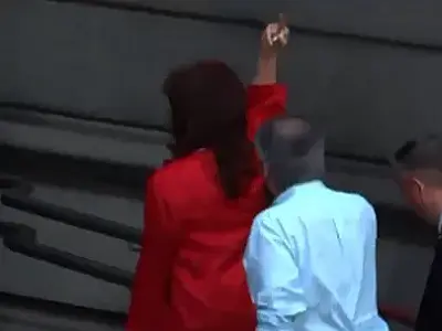 Cristina Kirchner responde a insulto com gesto obsceno em cerimônia de posse de Milei