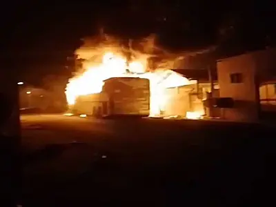 Adolescentes incendeiam ônibus, causando apagão em Naviraí