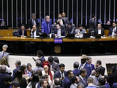 Senado analisará proposta que estende piso salarial nacional a professores temporários