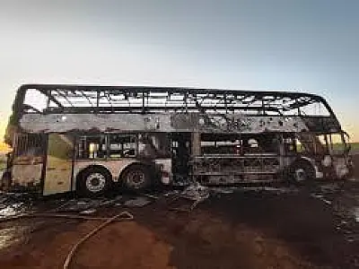 Incêndio destrói ônibus e mobiliza equipes na BR-163 em Itaquiraí
