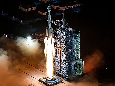 China envia três astronautas ao espaço e mira pouso tripulado na Lua até 2030
