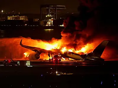 Avião da Japan Airlines pega fogo após colidir com aeronave da guarda costeira