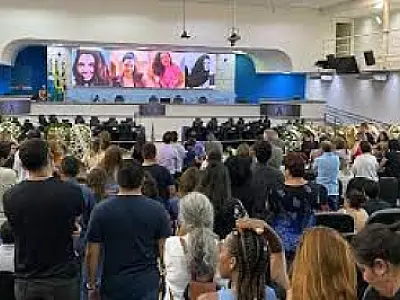 Família e amigos se despedem da jornalista Vanessa Ricarte, vítima de feminicídio