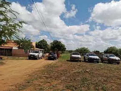 Fugitivos da penitenciária de Mossoró invadem residência, mantêm família refém e roubam celulares