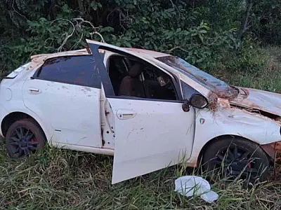 Motorista escapa ileso de capotamento após falha no eixo na MS-338